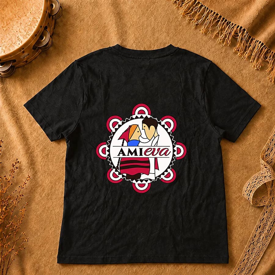 Camiseta negra y roja · Detrás
