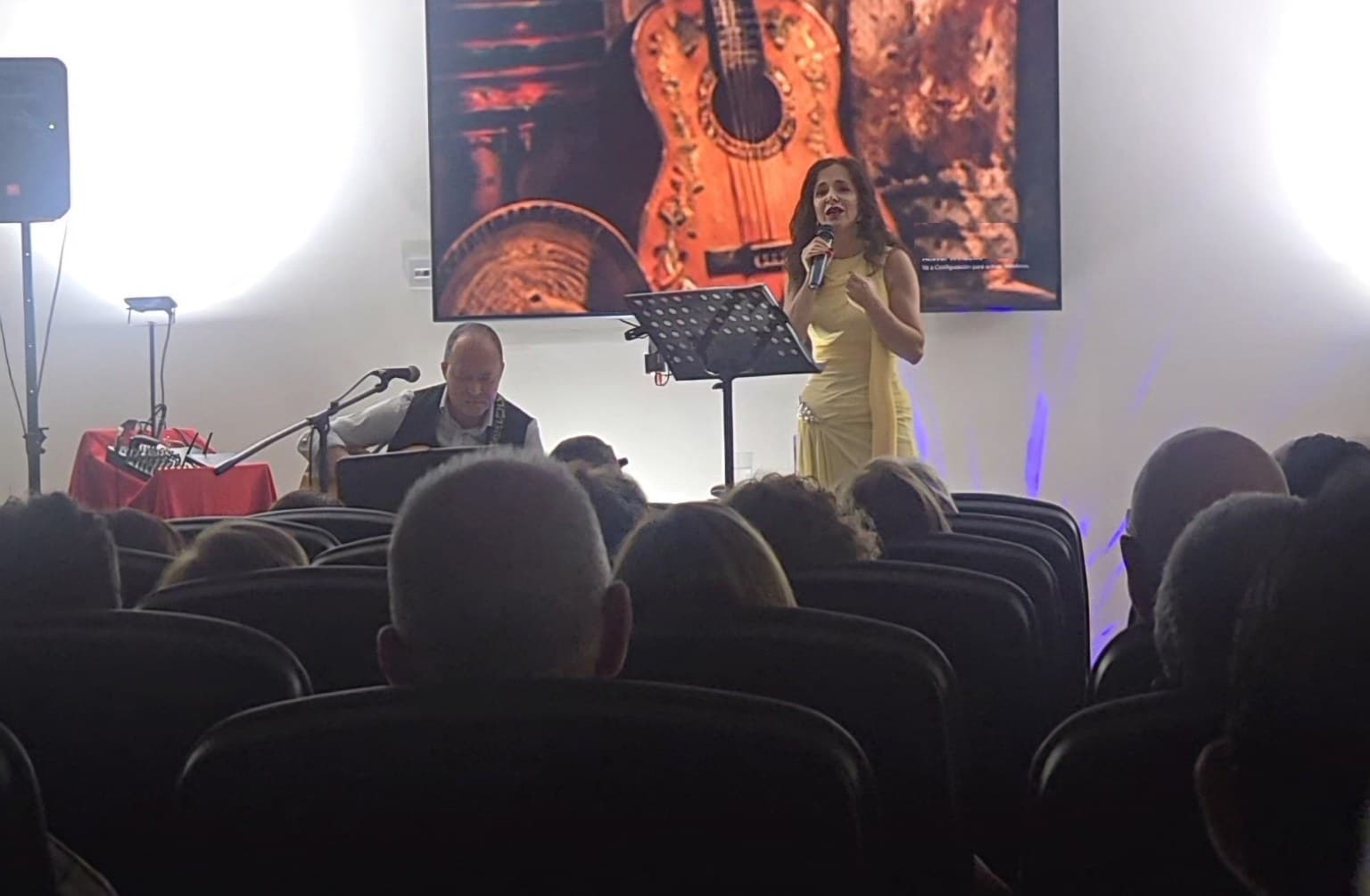Eva Amieva en concierto de Boleros y Canción