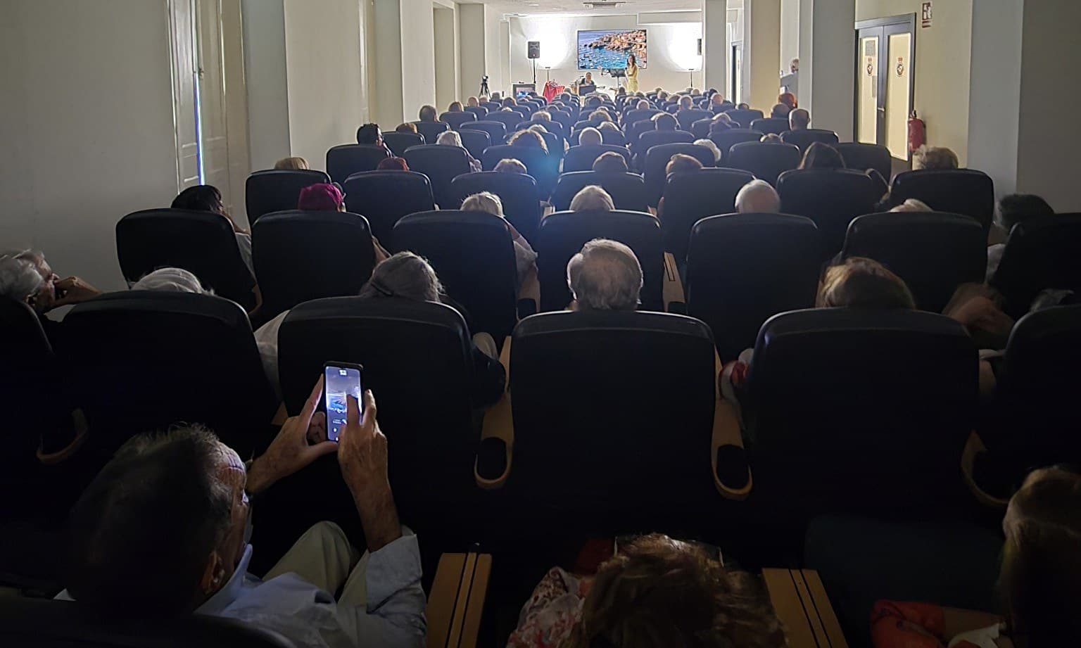Público en el Real Club de Regatas de Santander, aforo completo